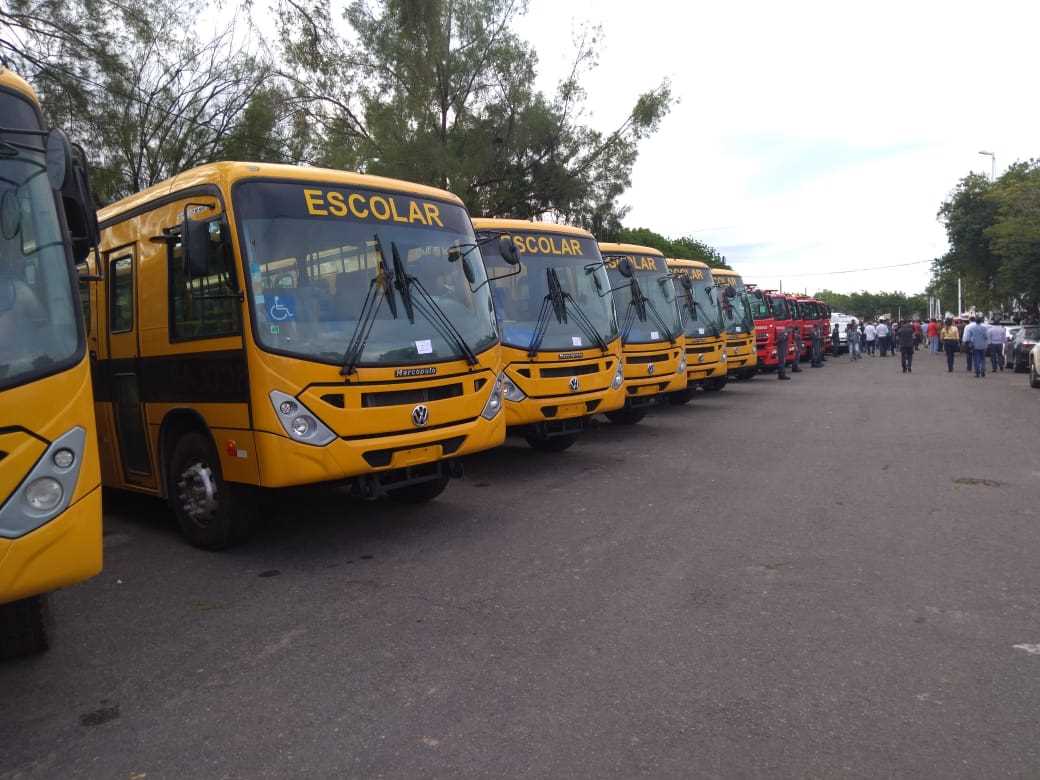 Prefeito Oziel Bastos recebeu mais um Ônibus Escolar na quinta feira (05), no Parque de Exposição em Salvador. Esse ônibus foi resultado da emenda do
